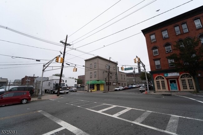 Building Photo - 331 Straight St