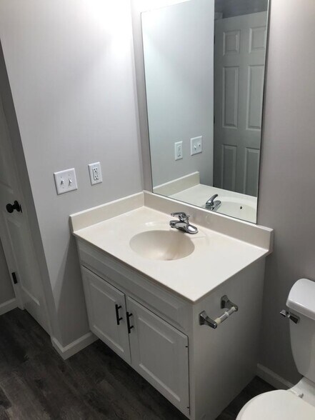 Building Photo - 640 S Oak St