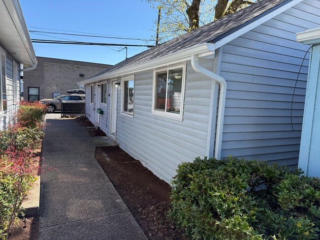 Building Photo - Updated Studio Apartment in Junction City!  $200.00 MOVE-IN SPECIAL