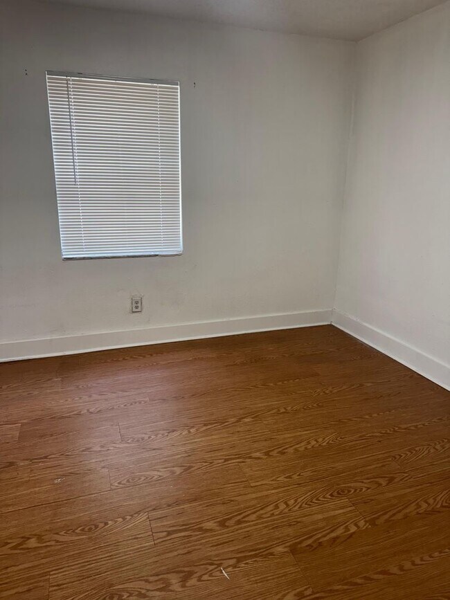 Building Photo - 5/2. Available Now Tampa ! Ask about specials
