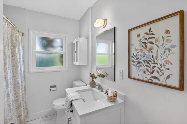 Building Photo - 2 bedroom | 1 bathroom | Single family in East Sac