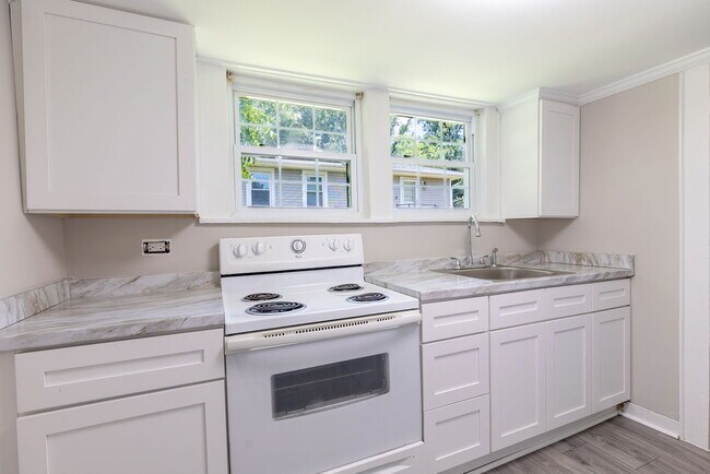 Building Photo - Recently Updated and Move-In Ready!