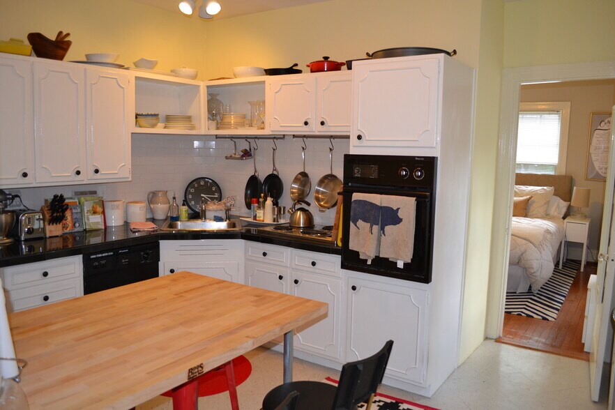 Kitchen - 2250 Cathedral Ave NW