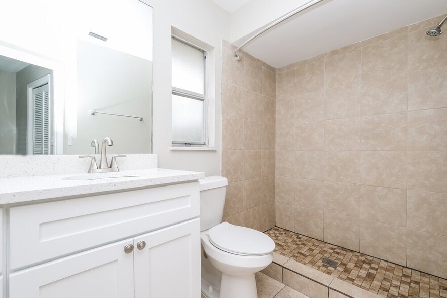 Building Photo - 10142 Bannister St