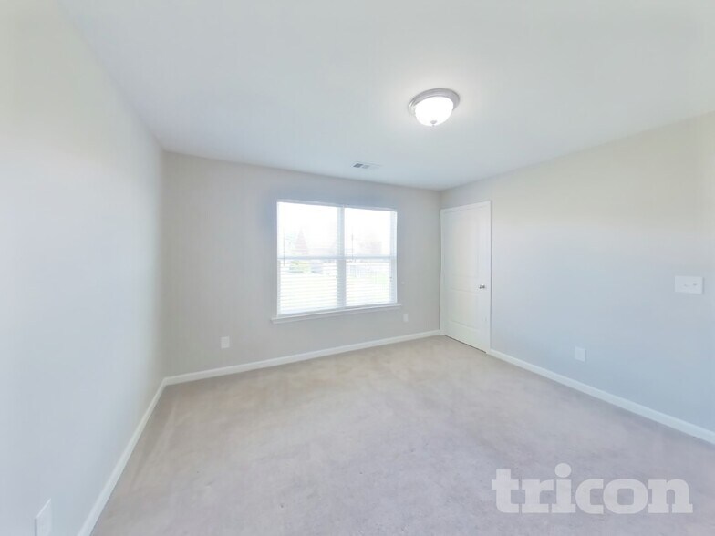 Building Photo - 323 Stratford Park Blvd