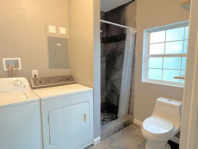 Building Photo - 2611 Pembrook Dr