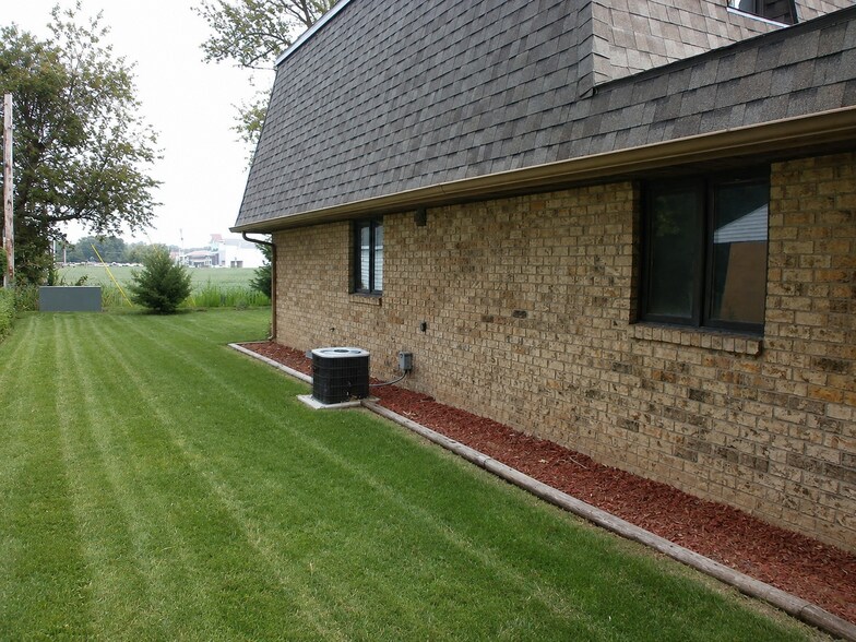 Building Photo - 1702 Maynard Dr