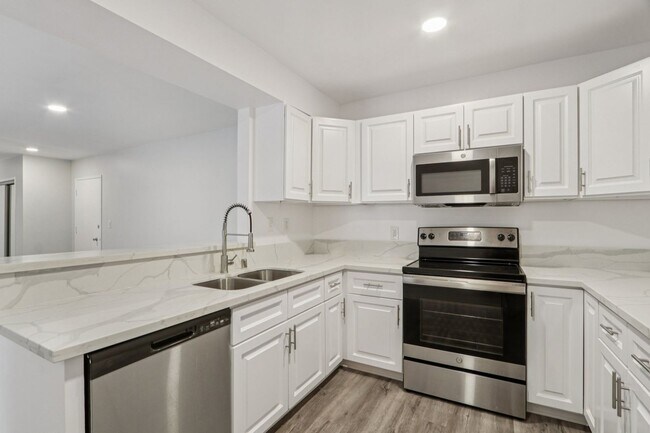 Interior Photo - 4532 Murietta Ave