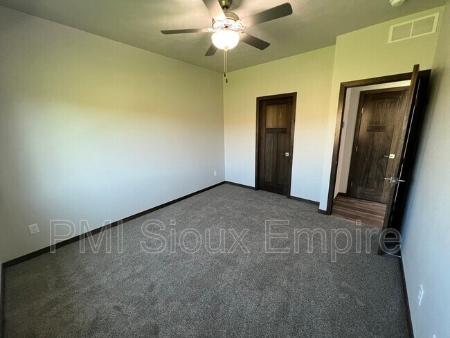 Building Photo - 6171 S Alki Pl