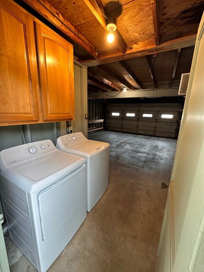 Building Photo - 424 Longmeadow Dr