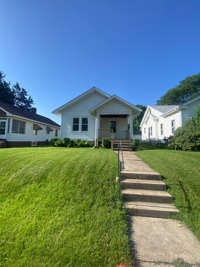 Building Photo - 1131 E Garfield St