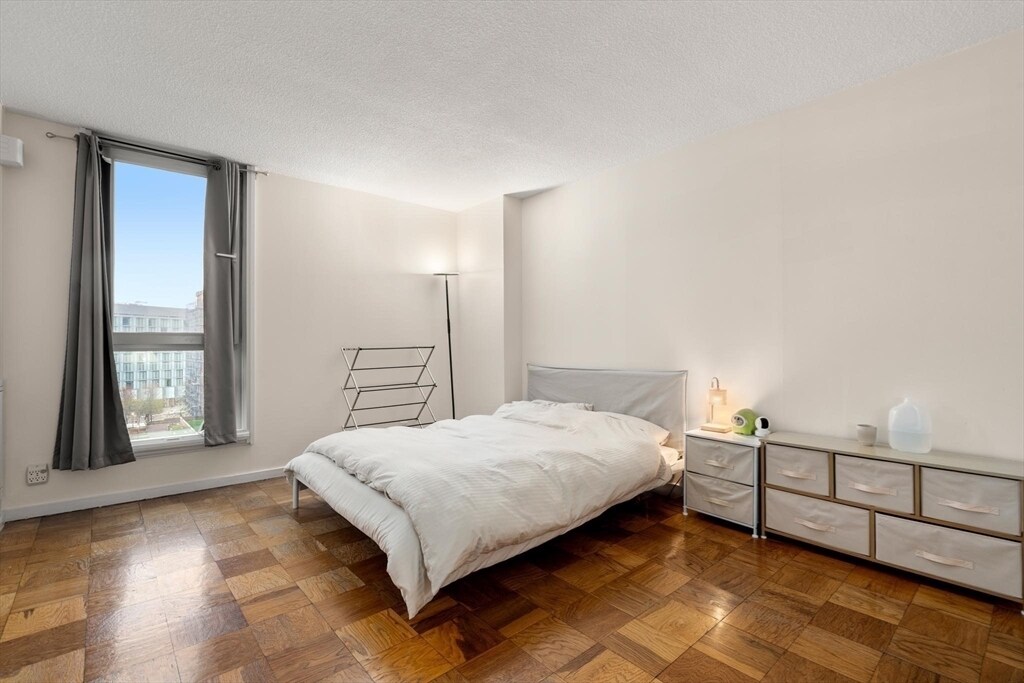 Building Photo - 77 Pond Ave