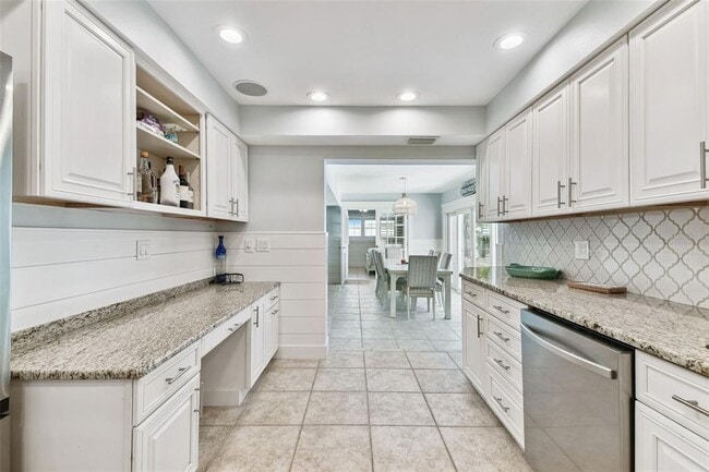 Building Photo - 2822 W Vina Del Mar Blvd