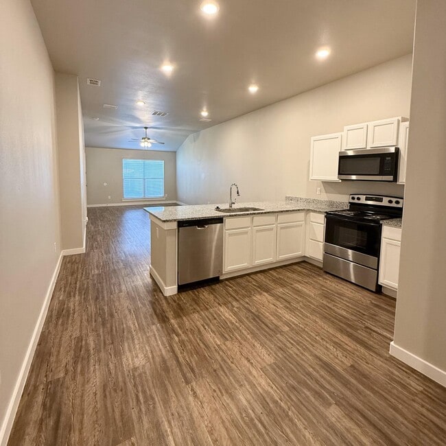 Building Photo - 2108 N Jayton Ave