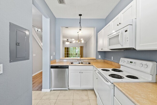 Building Photo - Charming Magnolia Place Townhome