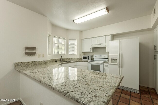 Building Photo - 1446 E Grovers Ave