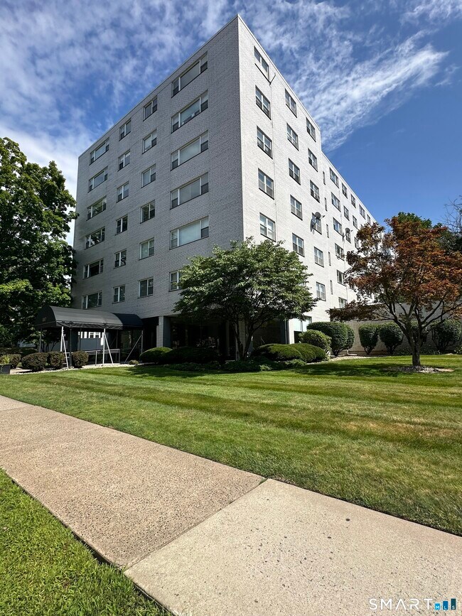 Building Photo - 887 Farmington Ave