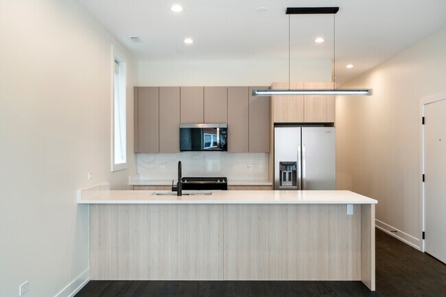 Building Photo - 408 E 50th Pl
