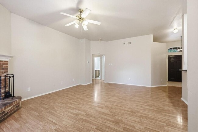 Building Photo - 100 Oak Hollow Ln