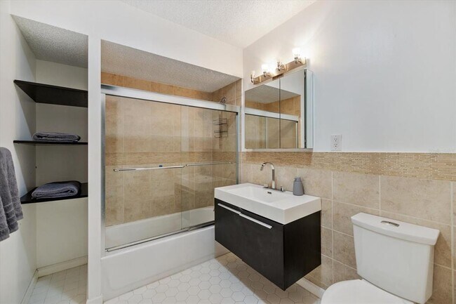 Building Photo - 818 Plum Tree Ln