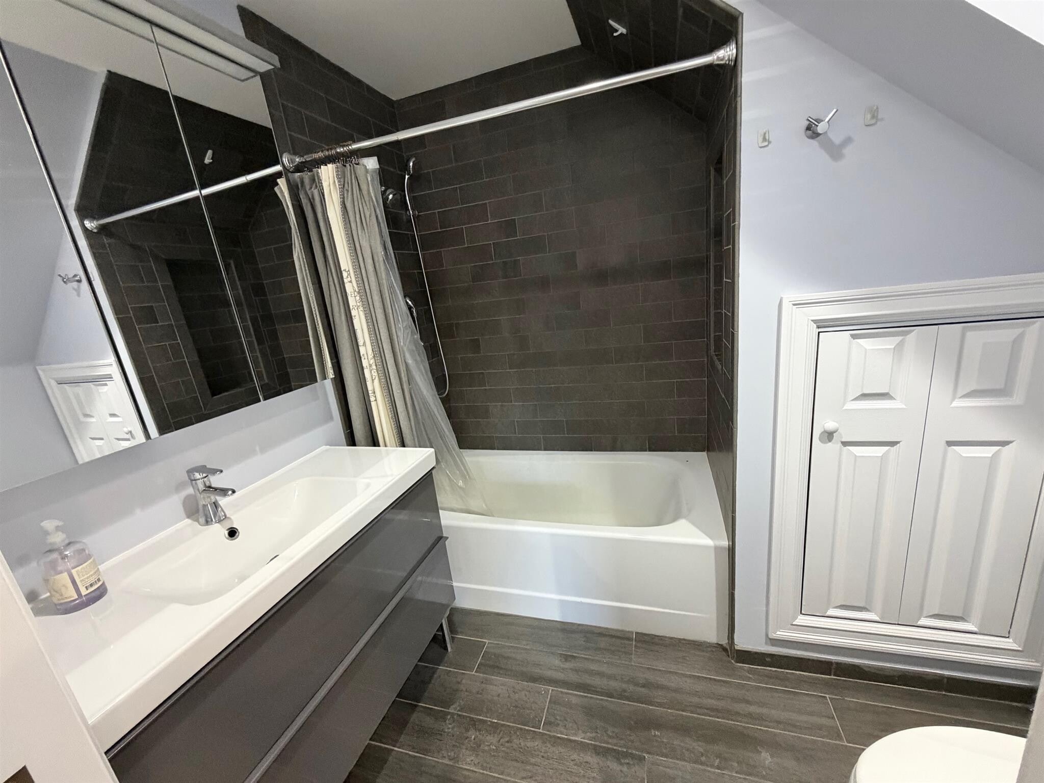 Building Photo - 8 Cross St E