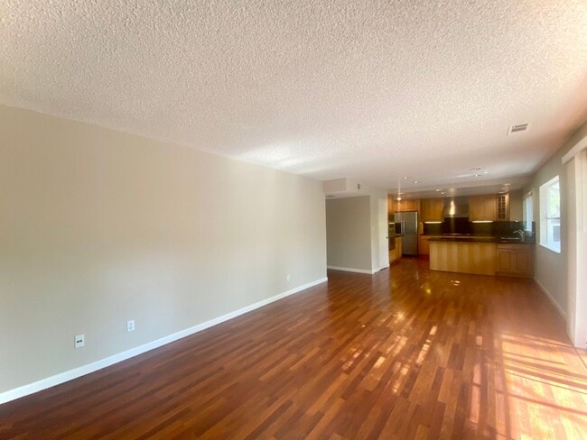 Building Photo - Large 5-bedroom 3-bathroom Home in Union C...