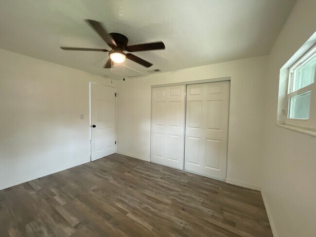 Building Photo - Beautifully Renovated 2/1 Duplex in Lake H...