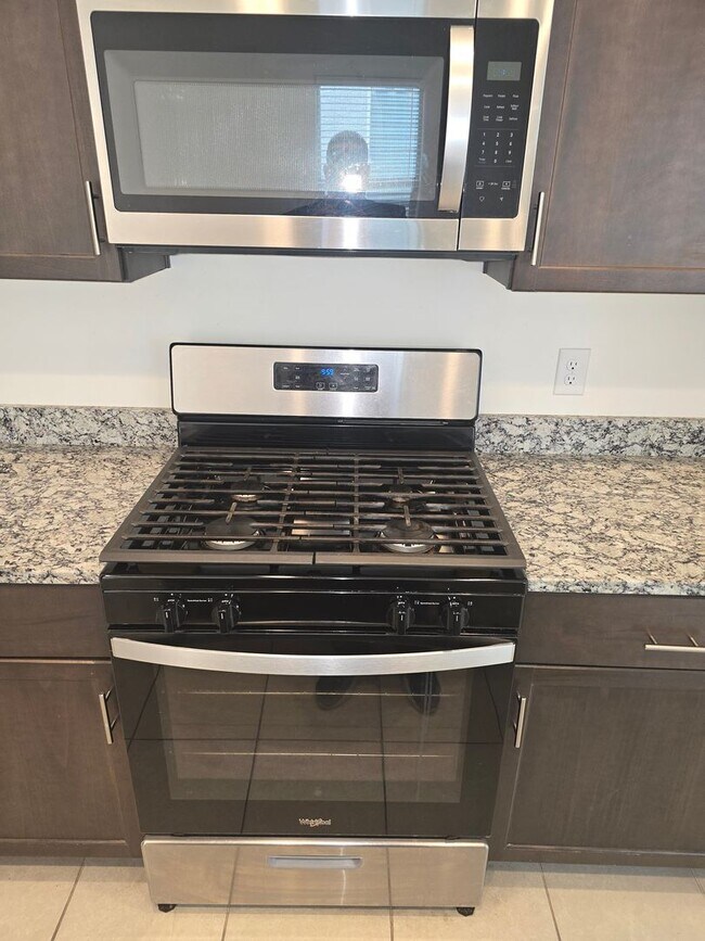 Building Photo - Like-New Home in Southeast Tucson’s Most Desirable Neighborhood!