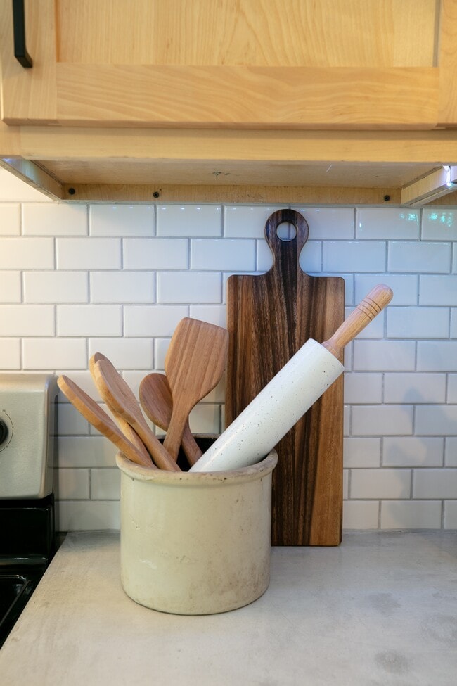 Building Photo - 215 E 8th St