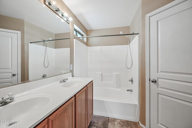 Building Photo - 1909 E Oxford Ln