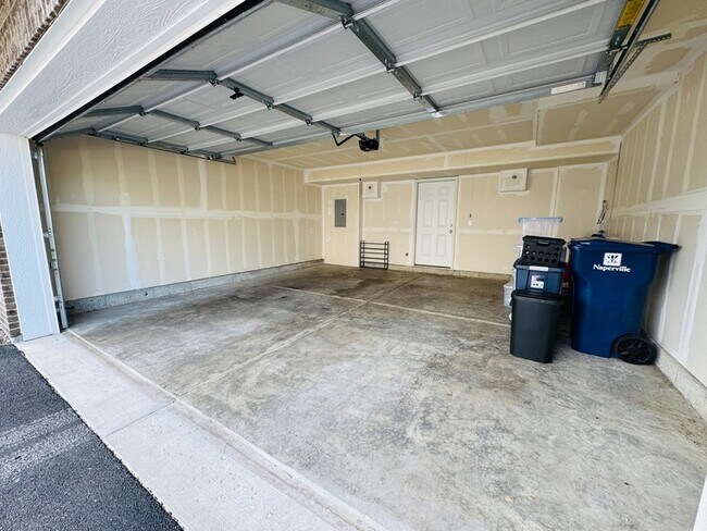 Building Photo - 2933 Madison Dr