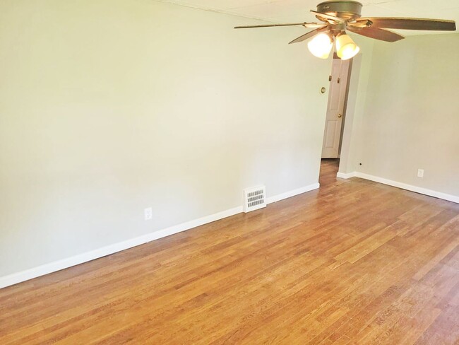 Building Photo - THREE BEDROOM SINGLE FAMILY HOME IN BEAUTI...
