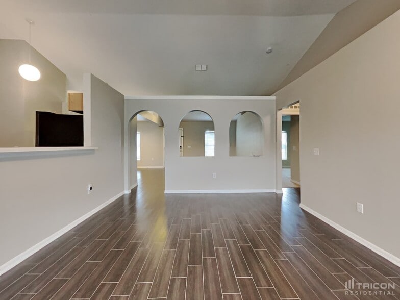 Building Photo - 5148 Jenson Ave