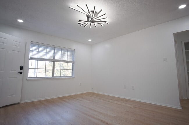 Building Photo - 106 Woodhouse Ln