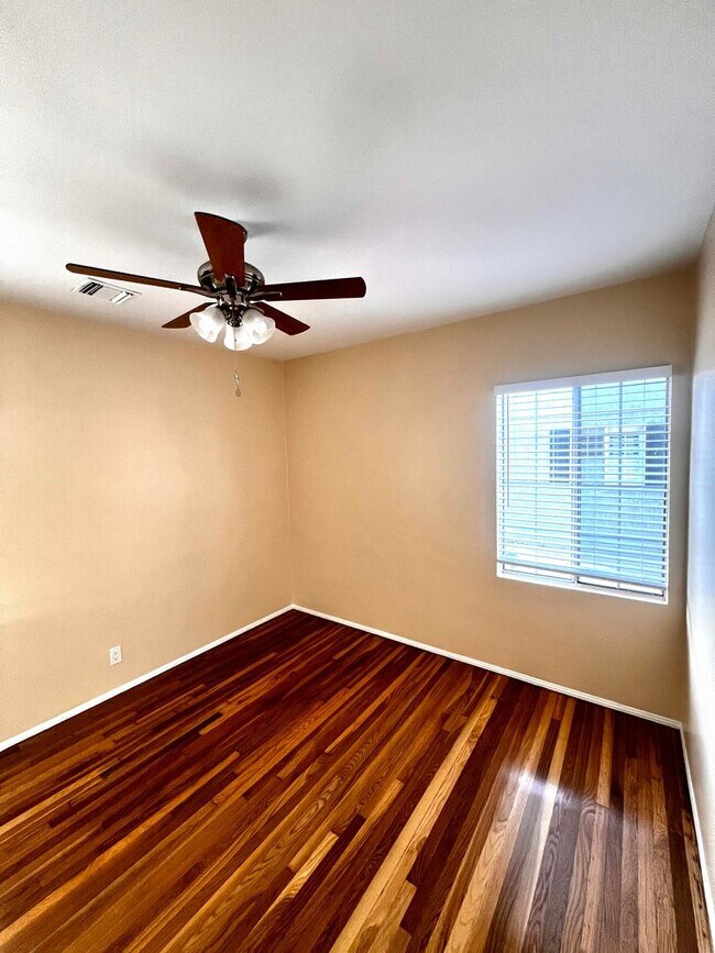 Building Photo - Single Family. 3-bed Home - Desireable Neighborhood!