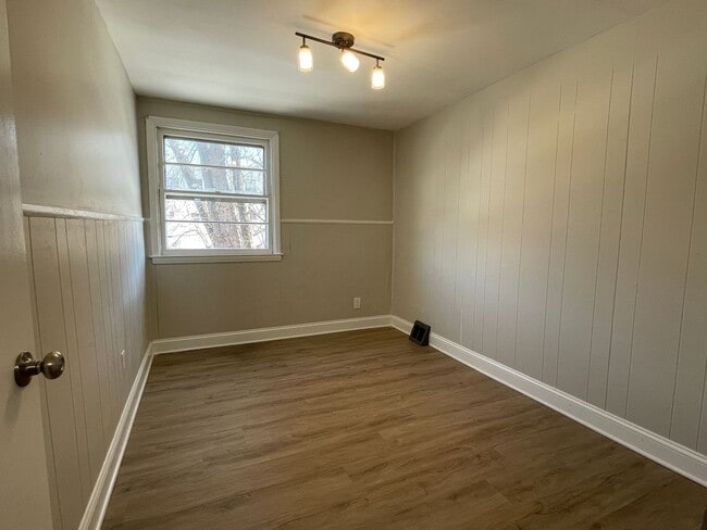 Building Photo - Beautiful 3 Bedroom, 1.5 Bath in Brookhaven