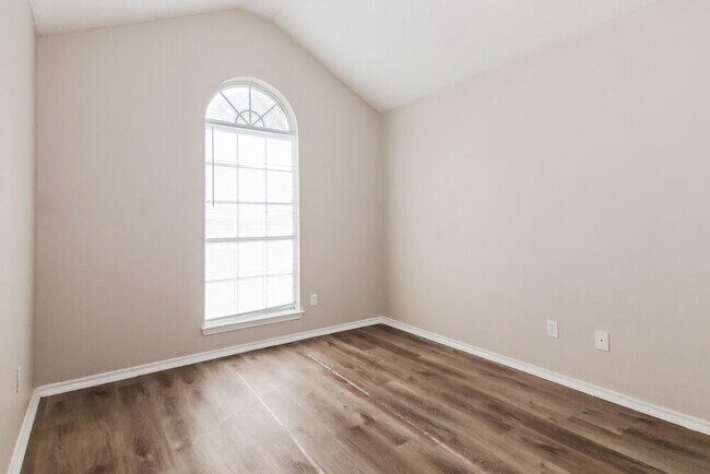 Building Photo - 2310 Summit Dr