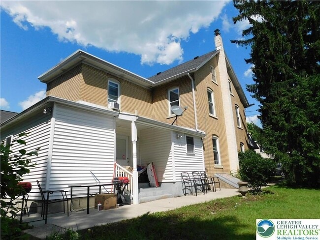 Building Photo - 1352 Main St
