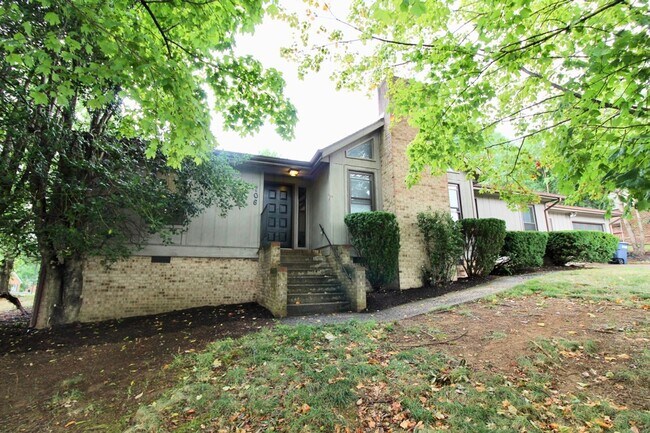 Building Photo - 706 Greenbriar Dr