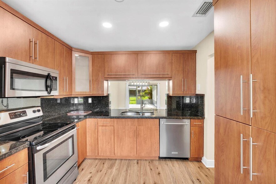 Building Photo - 2615 SW 81st Terrace