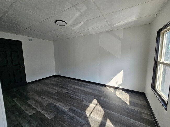 Building Photo - Fully Updated 4-bedroom 2 bath house for r...