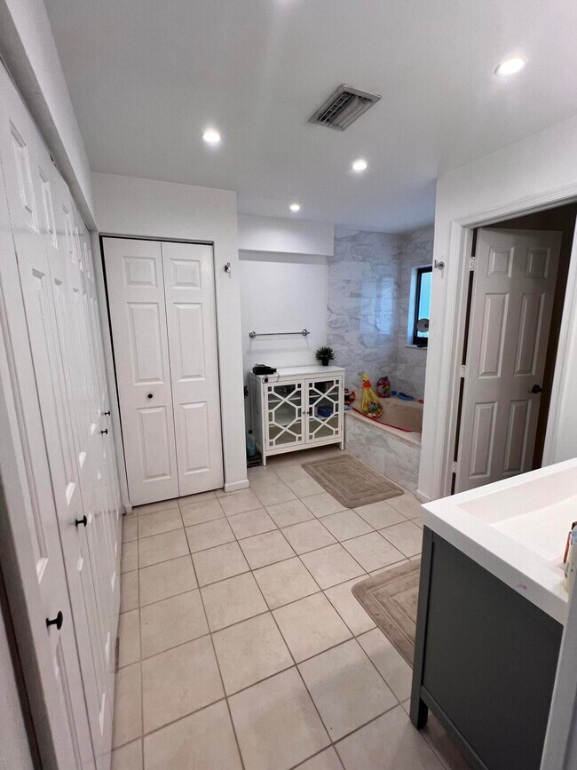 Building Photo - 5650 Coach House Cir