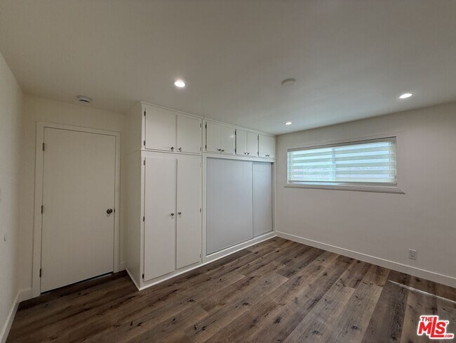 Building Photo - 2400 Vanderbilt Ln