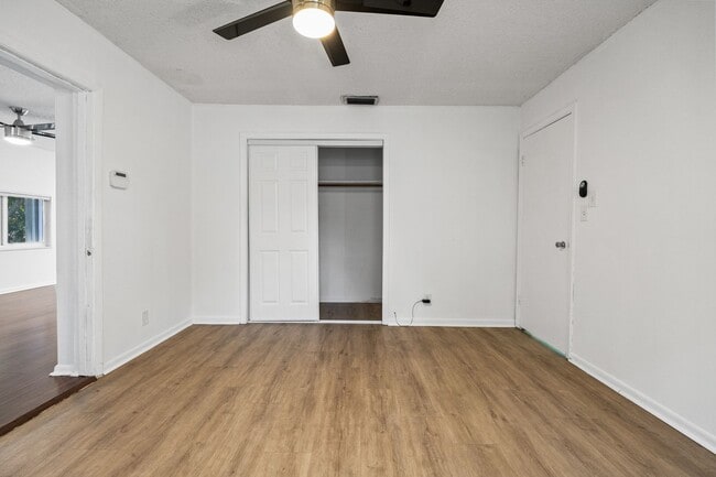 Building Photo - Comfortable Oakland Park Living - 3BR with Outdoor Space