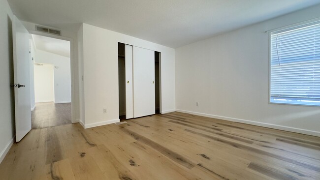 Building Photo - Lakeview 3 Bedroom Home with A/C , LVP Flo...