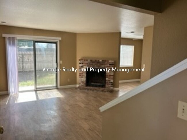 Building Photo - Available Now! Recently Updated 3 Bedroom ...