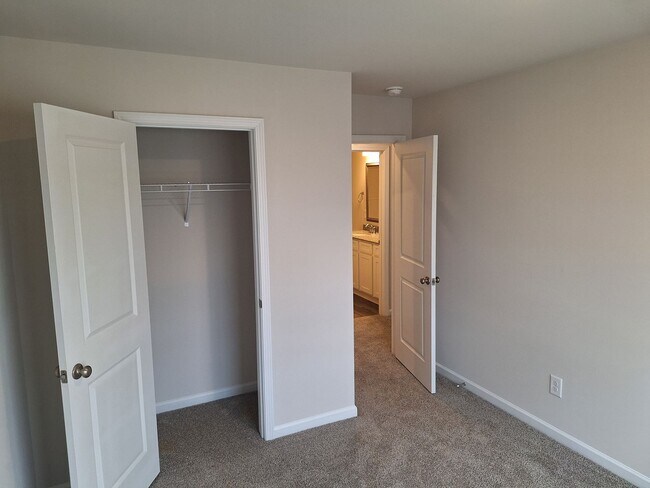 Building Photo - 725 Gatestone Ln