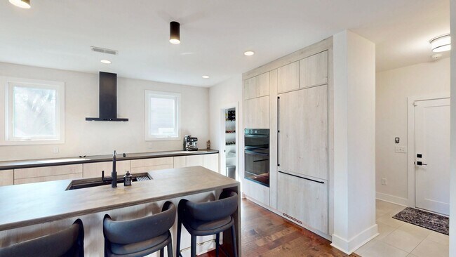 Building Photo - 1220 Lomax Ave