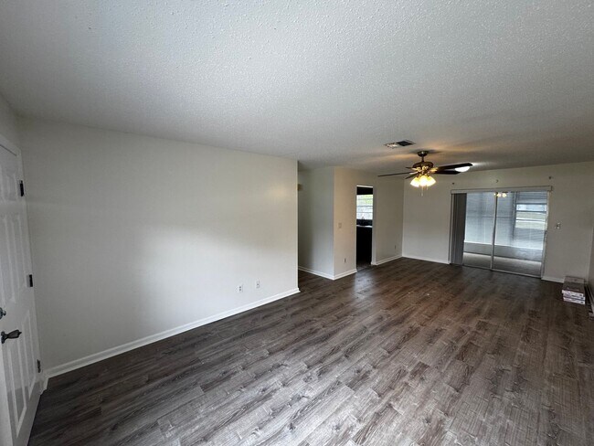 Building Photo - Charming 2-Bedroom Home in Peaceful Dunnellon Neighborhood