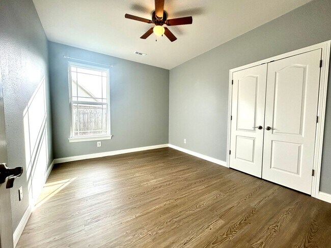 Building Photo - 3 bedroom 2 bath modern style home minutes from Centerton Main!!